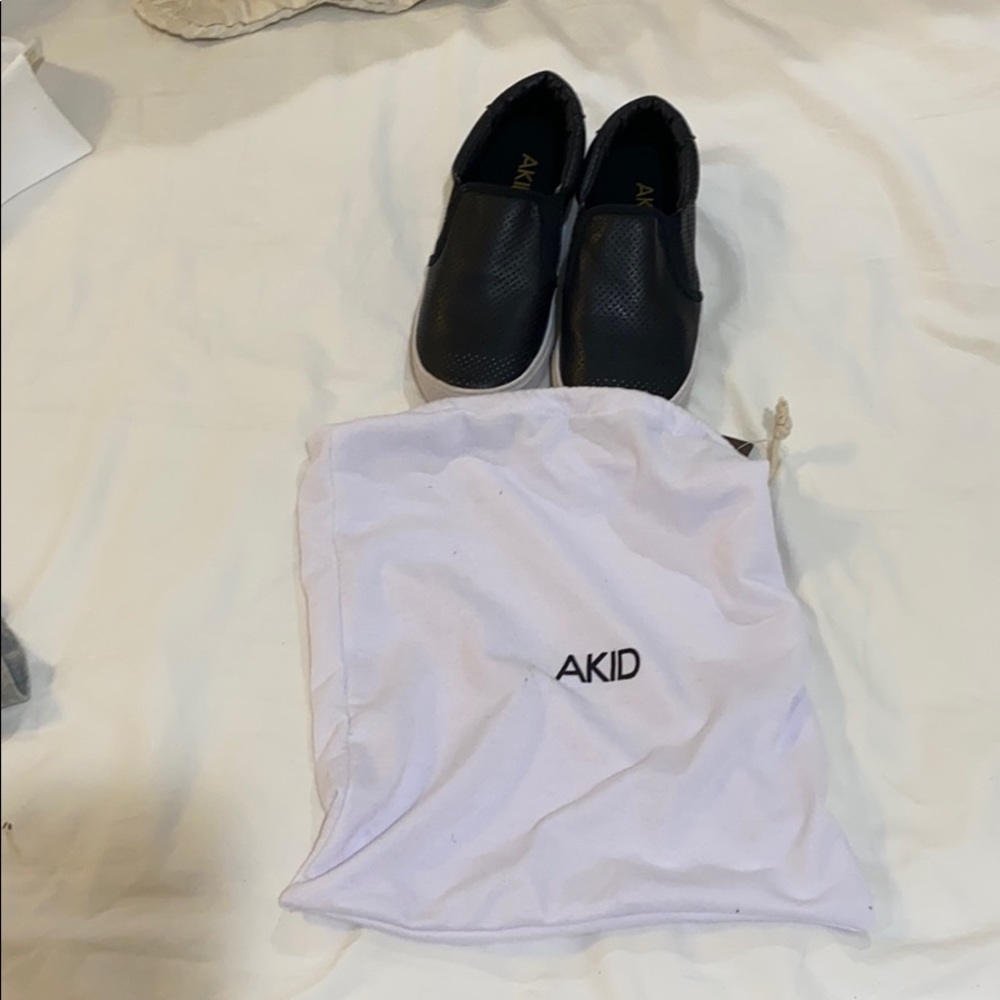 Kids unisex black slip on sneakers.size 1